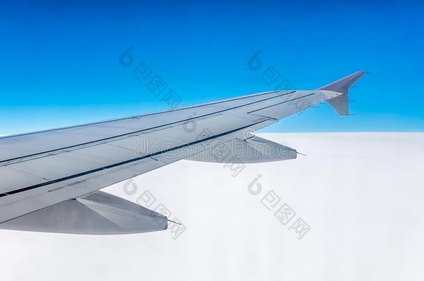 飞机翅膀飞行的在上面指已提到的人云