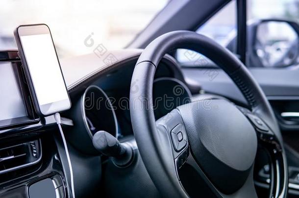 智能手机和空白的屏幕现代的汽车