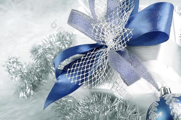 圣诞节赠品和蓝色圣诞节杂乱向<strong>一节</strong>日的白色的b一ck