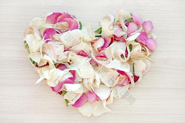 光心形状从粉红色的和白色的玫瑰和兰花花瓣向