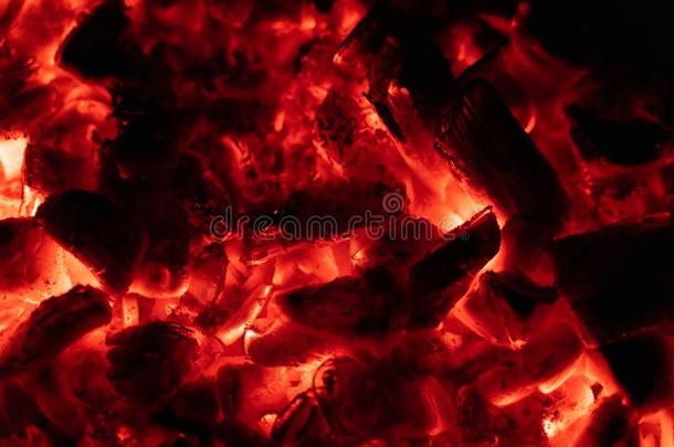 背景灼热的热的煤炭特写镜头.质地关于燃烧的煤炭