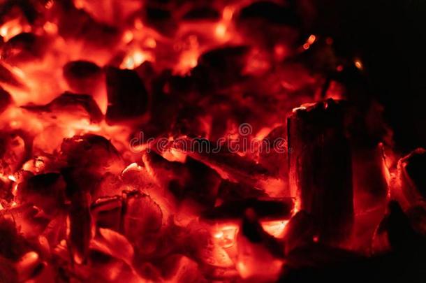 背景灼热的热的煤炭特写镜头.质地关于燃烧的煤炭