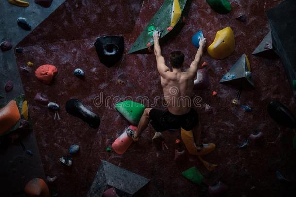 运动员的男人开业的采用一boulder采用g健身房