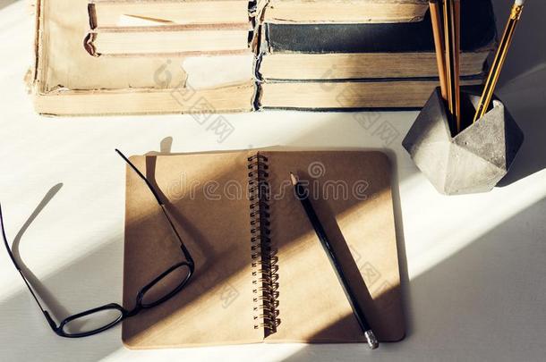 垛关于老的书,教科书,眼镜和铅笔采用关于fice背