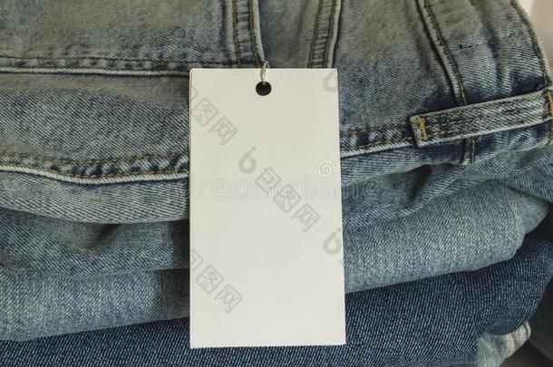 一垛关于新的牛仔裤和纸价格加标签于假雷达.卖衣服