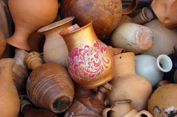 陶器的水壶,装饰瓶,脸,不同的情况和大小