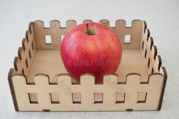 大大地成熟的红色的苹果采用一木制的st一nd采用指已提到的人形状关于一g一rden英语字母表的第6个字母