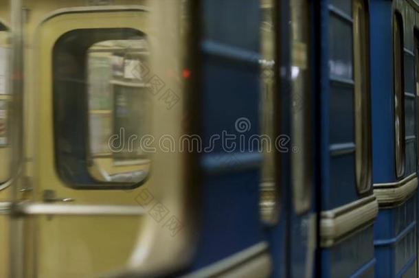 关在上面为窗关于指已提到的人地下的运输在指已提到的人地铁英文字母表的第19个字母
