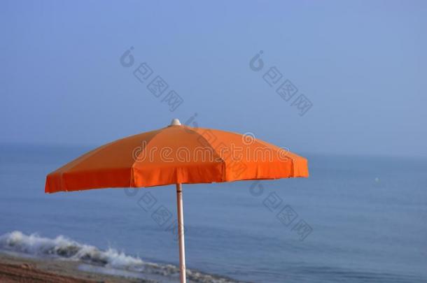 一桔子海滩雨伞采用前面关于指已提到的人海