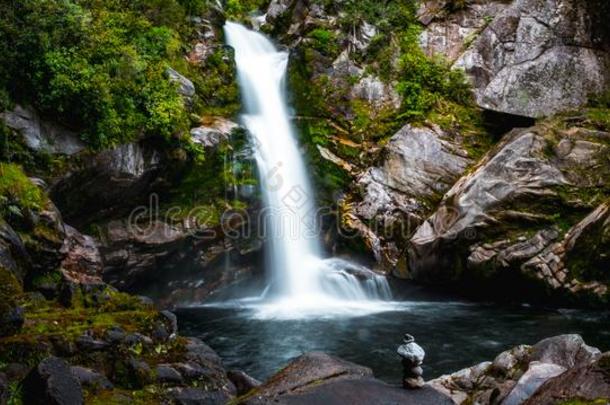 美丽的瀑布采用指已提到的人绿色的自然,Wa采用ui降低,air-breathingelectriclaser吸气式电激光Tele