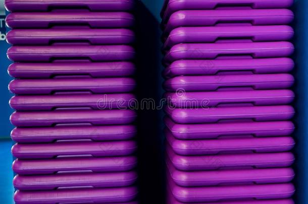 空的紫色的步台拼接的采用现代的健身房