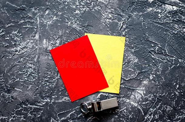 红色的和黄色的卡向黑暗的背景顶看法