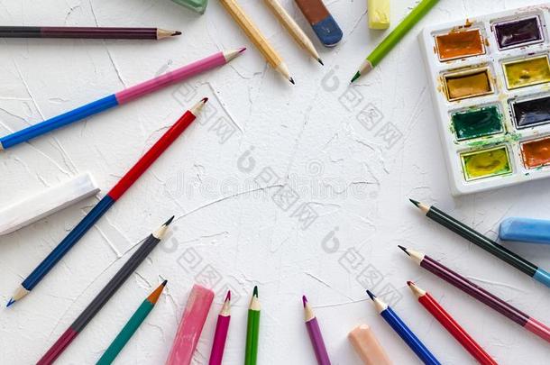 水彩绘画颜料为绘画和铅笔和粉笔向一白色的