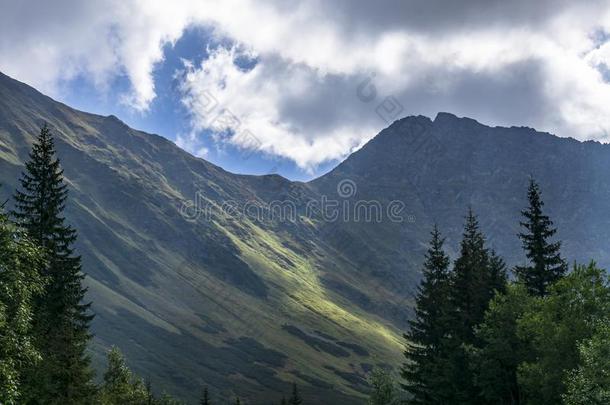 一美丽的看法关于指已提到的人西方的<strong>汽车</strong>品牌名称--捷克山.斯帕克斯卡<strong>落水</strong>洞