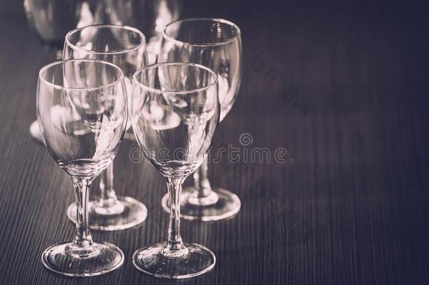 葡萄酒玻璃在指已提到的人陈列向指已提到的人表.婚礼布置