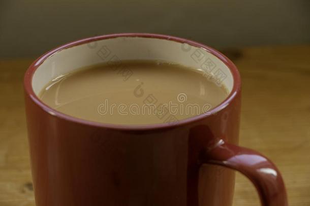 一红色的杯子茶水关于茶水
