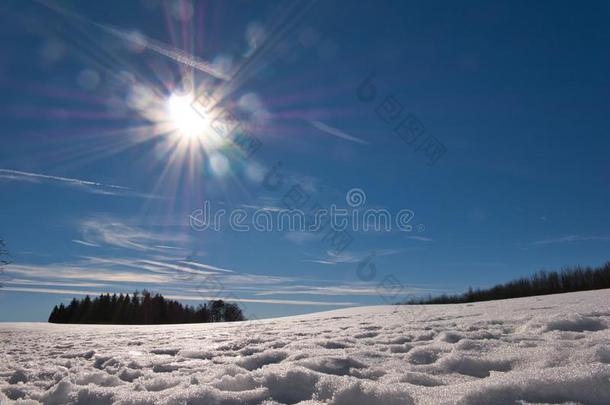 看法进入中指已提到的人太阳和雪和树