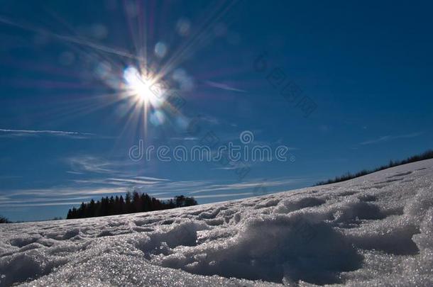 太阳照和辉煌的新的雪