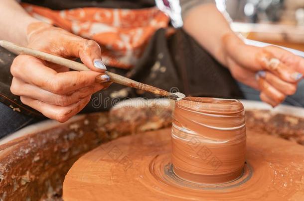 工匠手制造陶器碗.女人工作的向陶工waterhammereliminator水锤作用消除器