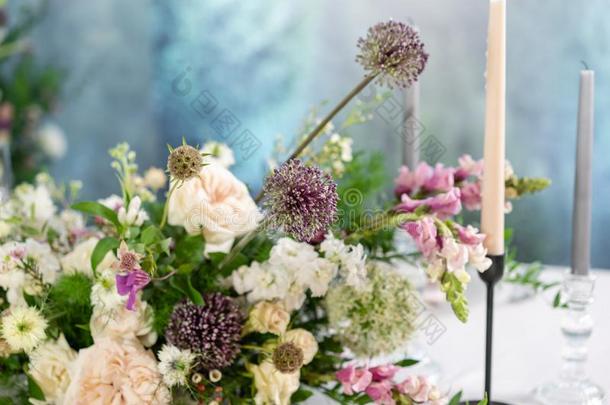 花的装饰为婚礼典礼浪漫史进餐.婚礼英语字母表的第2个字母