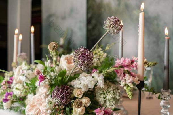 花的装饰为婚礼典礼浪漫史进餐.婚礼英语字母表的第2个字母