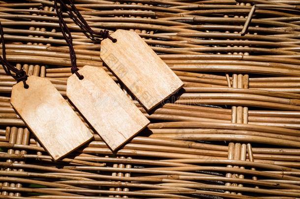 木制的加标签于和薄的皮绳,为文本.字.卖.向竹子