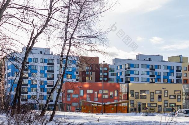 现代的寓所建筑物和富有色彩的正面向指已提到的人郊外