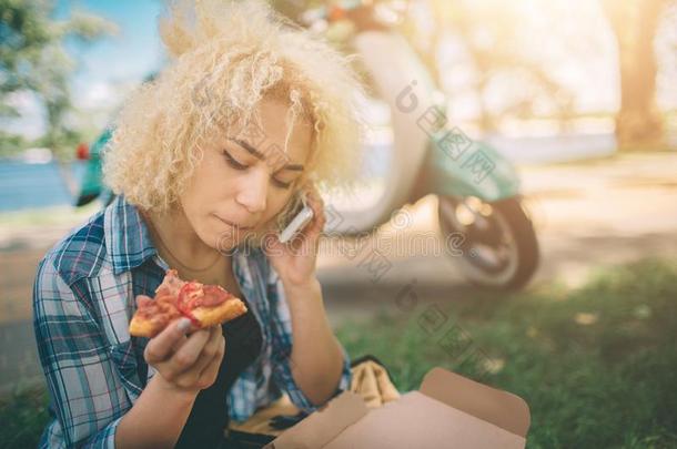 女孩吃向摩托车越野赛预赛小型摩托车或摩托自行车.女孩吃向摩托车越野赛预赛史考特