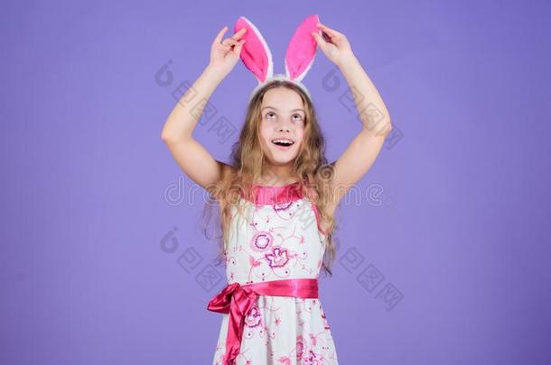 假日兔子女孩和长的兔子耳.小孩漂亮的兔子科斯塔姆
