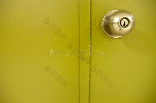 门<strong>球形</strong>把手和酸橙绿色的门