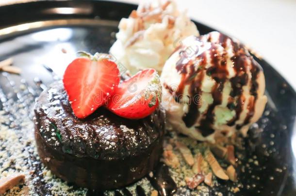 巧克力蛋糕或巧克力熔岩蛋糕和冰乳霜