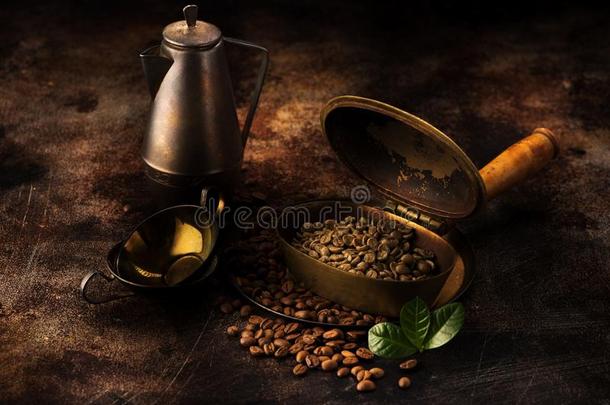 用于烤炙的绿色的咖啡豆采用黄铜花名册