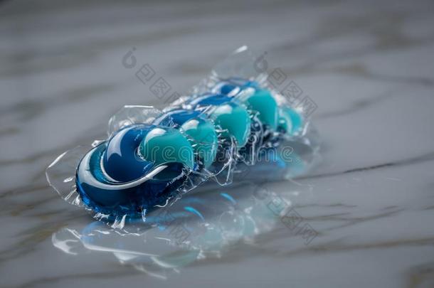 液体洗衣店洗涤剂荚和凝胶和软化剂采用蓝色