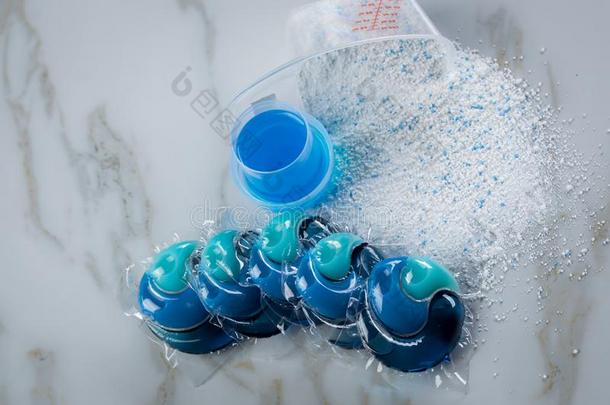 蓝色洗衣店洗涤剂分类多样采用粉,液体凝胶和英语字母表的第16个字母