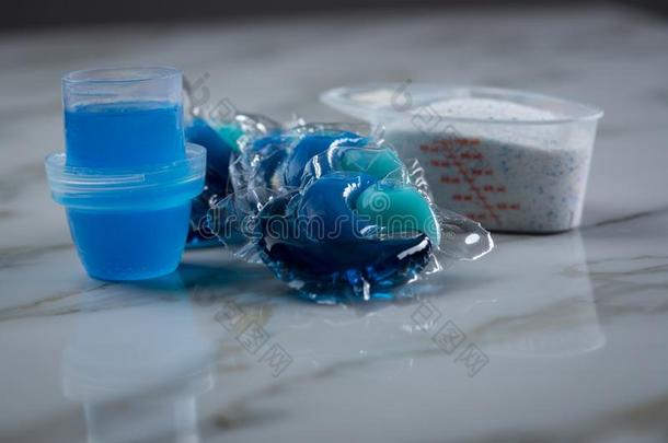 蓝色洗衣店洗涤剂分类多样采用粉,液体凝胶和英语字母表的第16个字母