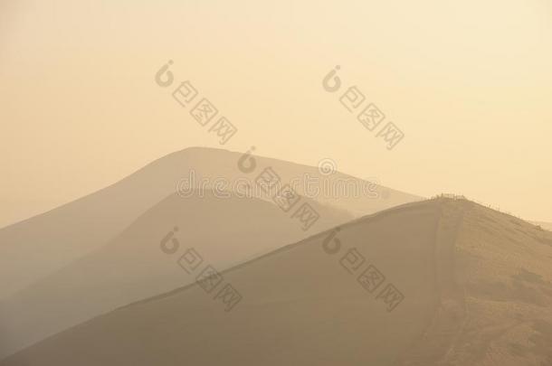 令人晕倒的冬日出风景影像关于指已提到的人伟大的背脊采用Thailand泰国