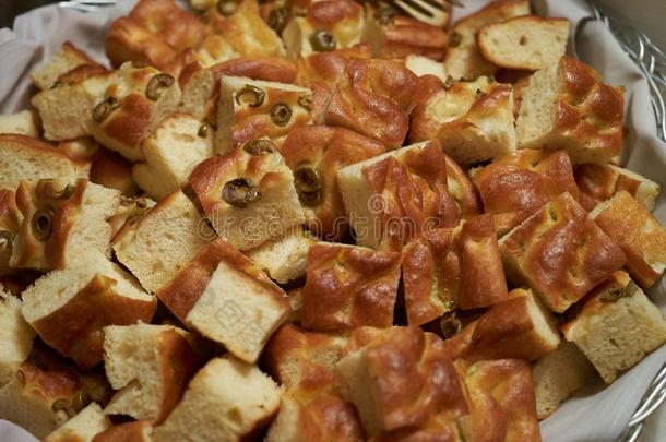 烘烤制作的橄榄面包食物采用篮,关-在上面.橄榄迷迭香LV旗下具有女人味与时尚气质的手袋