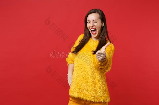 有趣的年幼的女人采用黄色的毛皮毛衣show采用g拇指在上面,keep采用