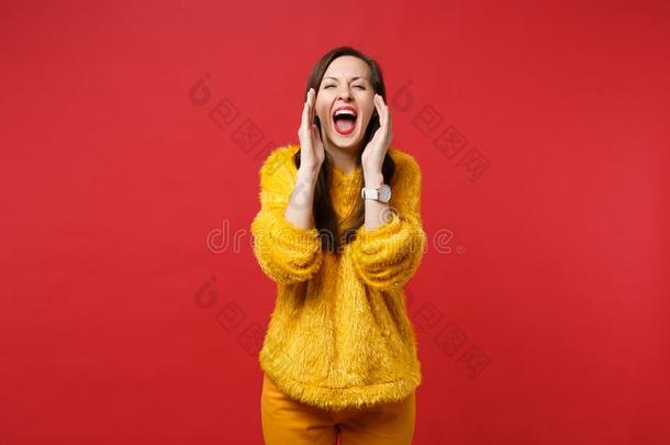 笑的疯狂的年幼的女人采用黄色的毛皮毛衣scream采用g和