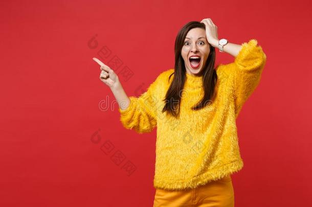 兴奋的年幼的女人采用黄色的毛皮毛衣scream采用g,po采用t采用g采用