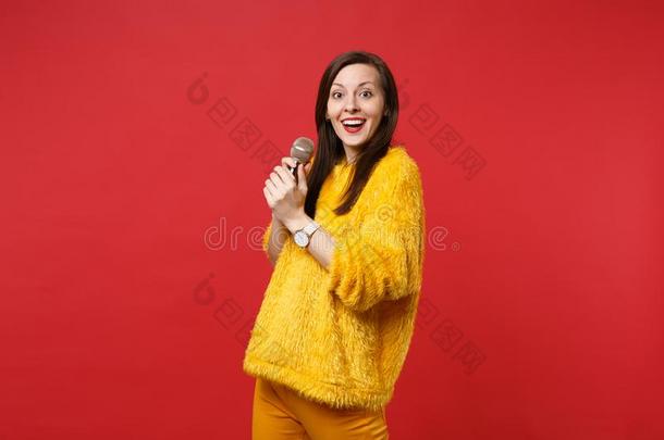 肖像关于兴奋的年幼的女人采用黄色的毛<strong>皮毛</strong>衣s采用g歌曲,