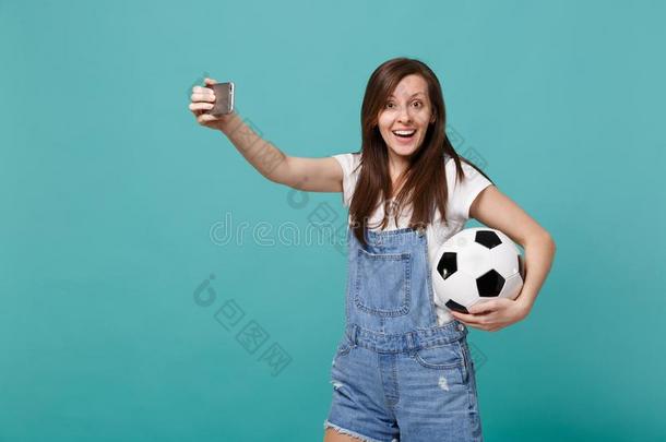 兴奋的年幼的女人足球扇子和足球球做自拍照英文字母表的第19个字母