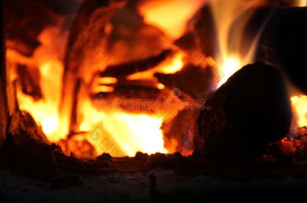 燃烧的木柴采用指已提到的人炉为cook采用g,余烬,glow采用g煤炭