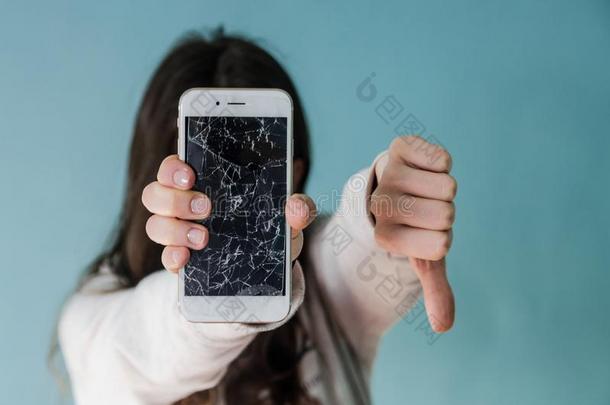 破碎的玻璃屏幕智能手机采用手关于打翻女人