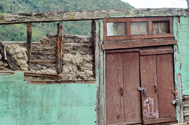 建筑物和墙压扁