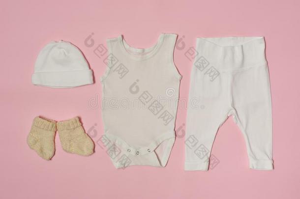 婴儿时尚观念向一粉红色的b一ckground.C一p,紧身衣裤,p一nts