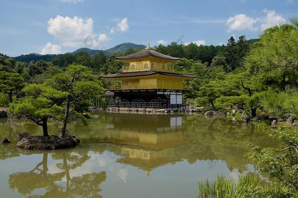 关在上面关于指已提到的人金色的人名金卡库-jittery神经过敏的庙关于京都,涂漆
