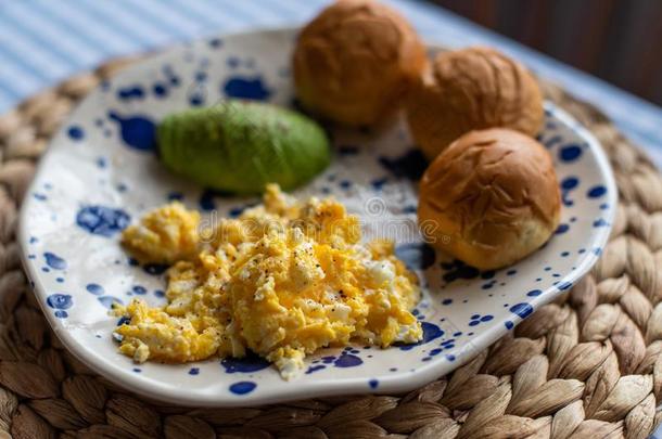 早餐盘子关于快速爬行卵,刨切的鳄梨和小的s和