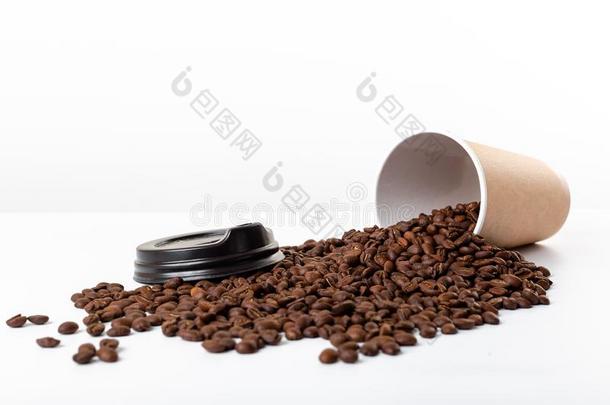手艺咖啡豆杯子和咖啡豆豆向白色的背景
