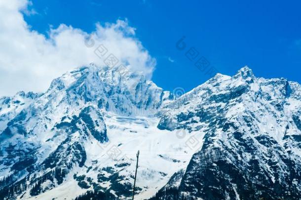 宽的全景的看法关于雪大量的山山峰和蓝色天wickets三柱门